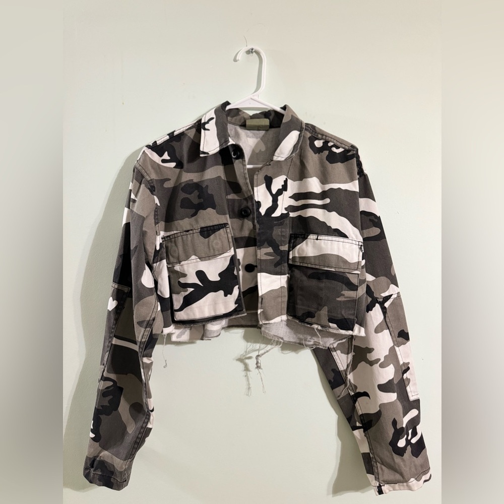 Cropped army-print jacket